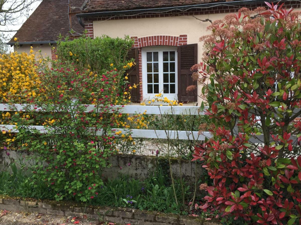 Chantilly ,Petit Dejeuner Et Table D'Hotes Possible Noyers  Exterior photo